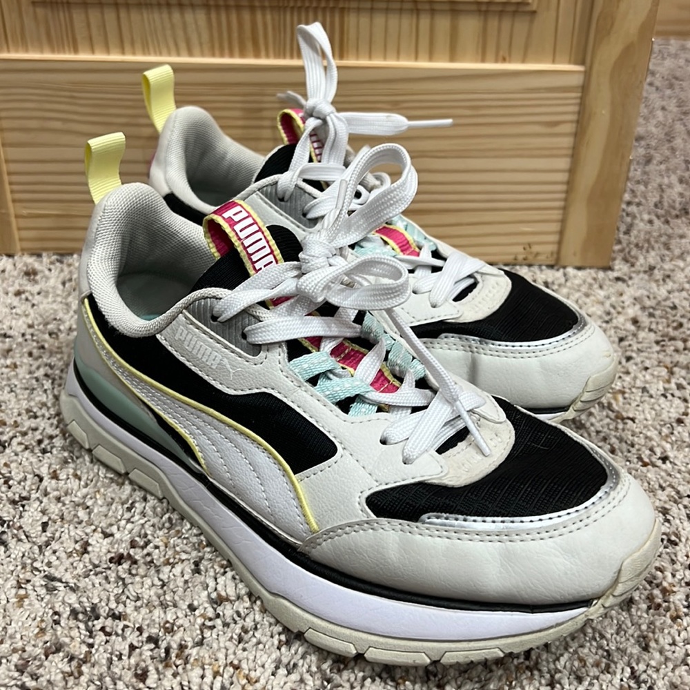 WOMENS PUMA SNEAKERS!!!